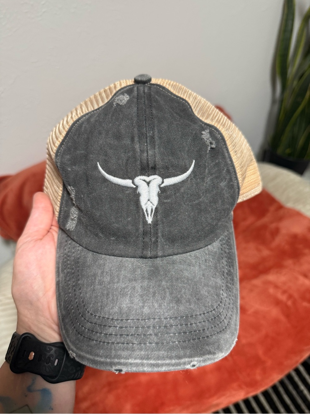Buckle Distressed Two-Tone Longhorn Trucker Hat - Black & Tan